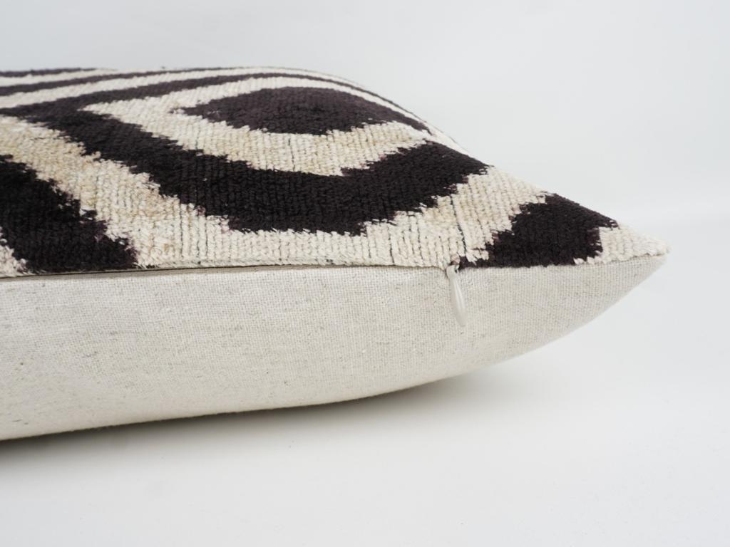 KISSENHÜLLE HANDMADE SILK/ VELVET WHITE-BLACK