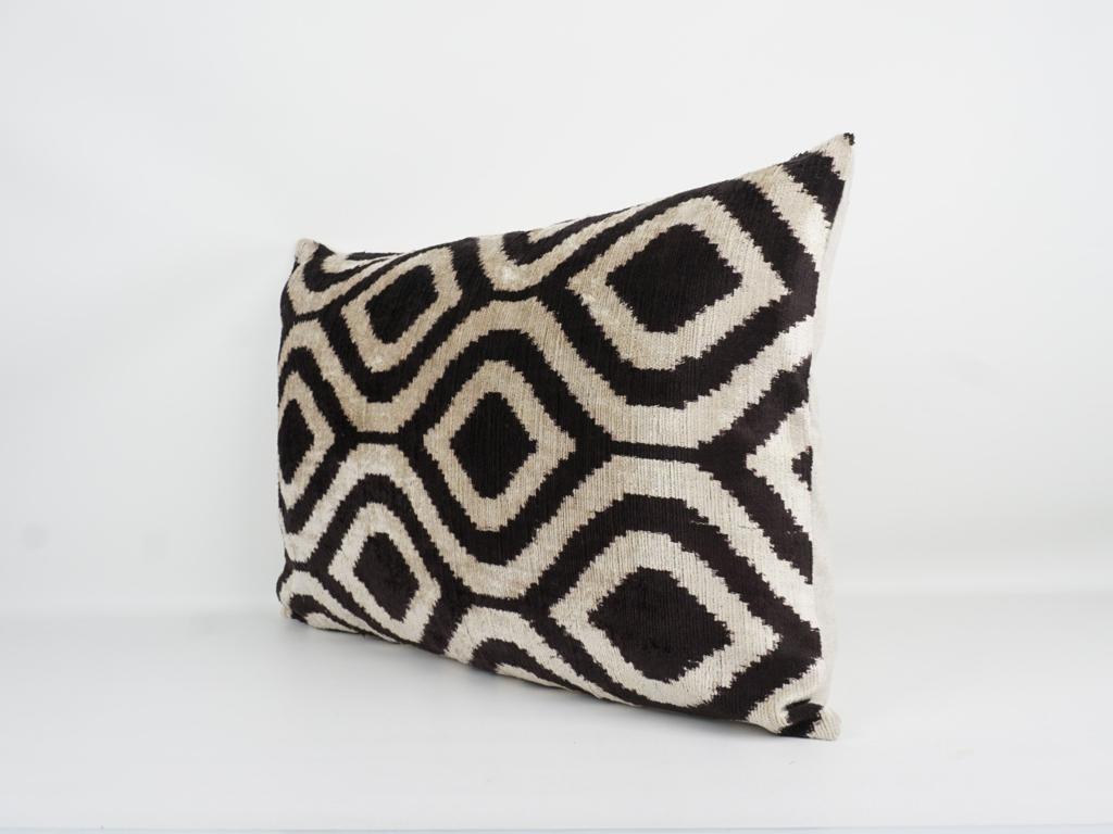 KISSENHÜLLE HANDMADE SILK/ VELVET WHITE-BLACK