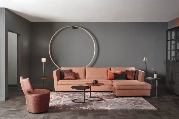 Hailey_Sofa_RAYMOND_Sessel_Holy_Wandleuchte_180__TRIO_BT_NOVA_Stehleuchte__ANDORIA_Teppich (1)