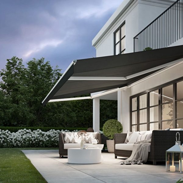 weisse-stadtvilla-mit-weisser-markise-markilux-1700-mit-schwarzem-tuch-licht-in-den-gelenkarmen-und-geradem-volant